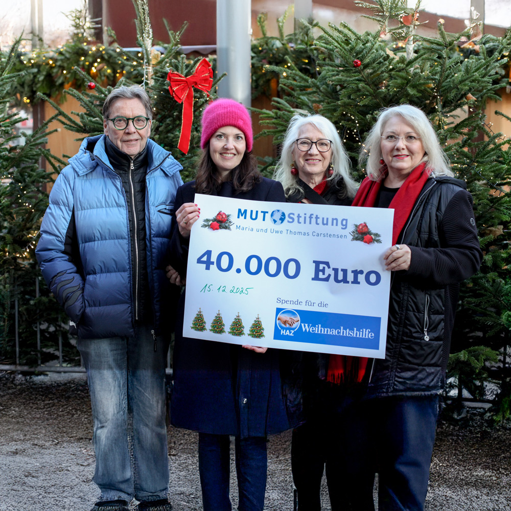 251215_HAZ-Weihnachtshilfe_Scheckübergabe_MUT-STIFTUNG Scheck für die HAZ-Weihnachtshilfe