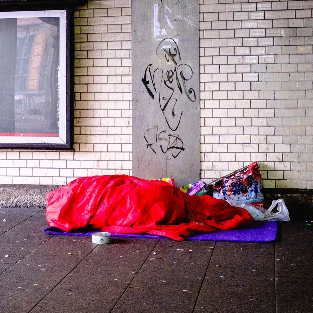 Obdachloser-unter-einer-Bruecke Obdachloser